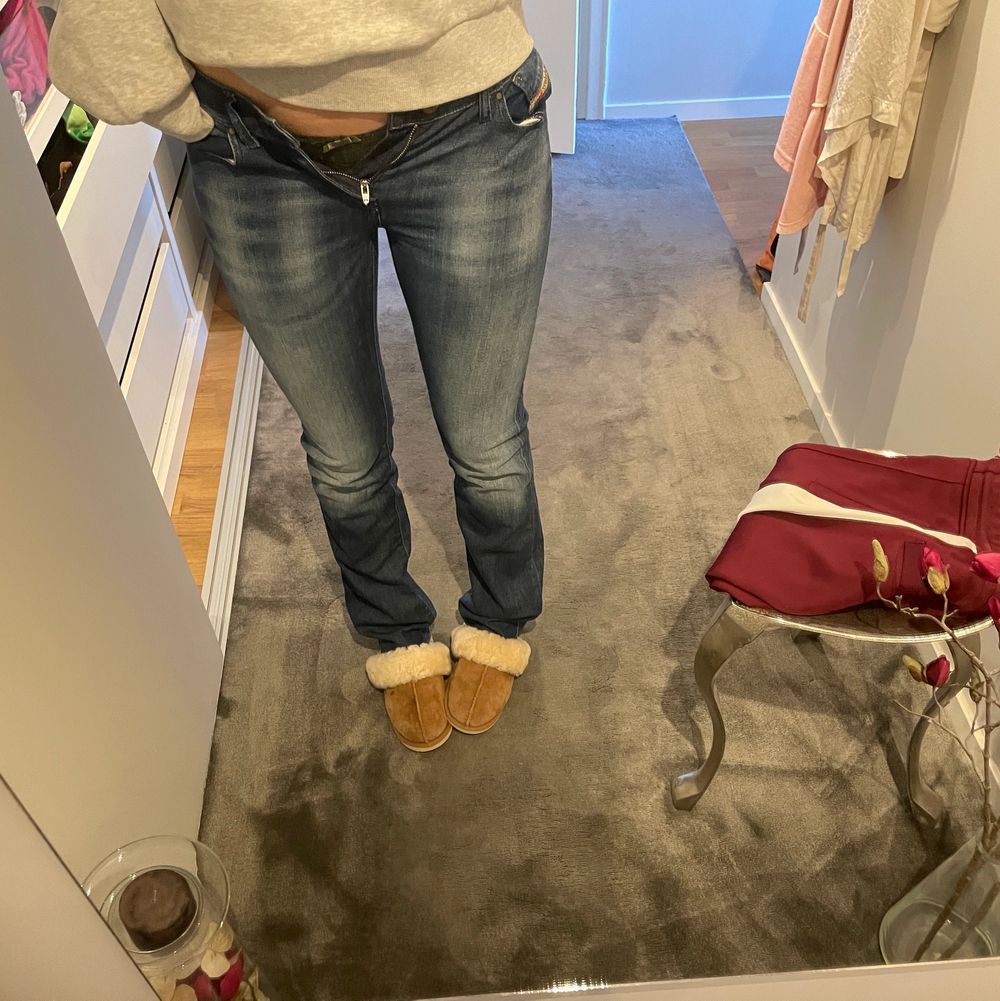 Har kommit fram till att jag tyvärr måste sälja mina skitsnygga dieseljeans då de är för små för mig:( köpte dessa i USA för ca 3 år sen. Har för mig att de kostade ca 1500kr och dessa är i princip oanvända då de aldrig riktigt passade. De står att det är storlek 26/30 men de är långa på mig som är 170cm! Tror dessa passar någon med 34 möjligtsvis 36 i jeans💕💕💕💕 bud från 400kr, köp direkt för 800 ink frakt❤️. Jeans & Byxor.