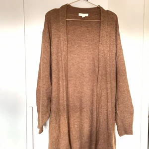 Lång knit - Fin & framförallt mysig kofta i mjukt stickat material, perfekt för kyliga sommarkvällar eller höstdagar. Hör av dig om du är intresserad!🤎