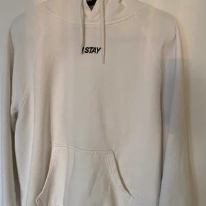 Stay hoodie!!🤍🤍🤍🤍 - Säljer min fina hoodie från stay! Bra skick! 260 och köpare står för frakt 🦓🥥⚡️🤍✨