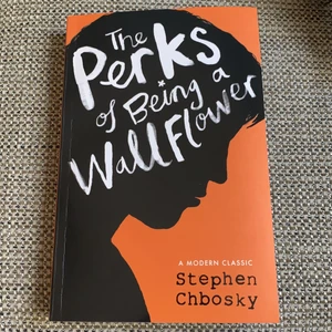The Perks of Being a Wallflower bok - Skriven av Stephen Chbosky. Språk - engelska. Läst en gång, precis som ny. Jättebra bok, lättläst, lärorik och känslosam. Kan mötas upp i Karlstad eller fraktas!