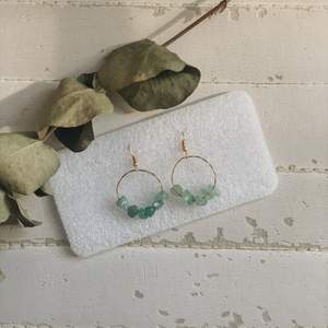 Handgjorda Hoop earrings som jag gör själv, kan beställas i både grön och lila sten. Fri frakt!! 