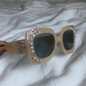 Solglasögon  - Supersnygga solglasögon, frakt ingår💕