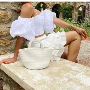 Vit volangkjol🤎 - Vit vilangkjol från hm🤎 Jättesöt och fin till sommaren✨ bilderna är lånade men skriv om du vill ha mina egna🤎