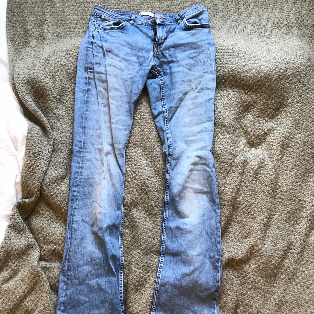 Low waist boot cut jeans som är supersnygga och sitter som ett smäck! Lite Sliten design och lite slitna från mig :). Jeans & Byxor.