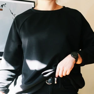 Svart tröja  - Typ lite sidenlikt eller sport? Tyget är typ en blandning av siden, sport  och vanligt tyg. Därför blir den rätt cool på! Köparen står för frakten 😊