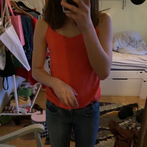 Rosa linne!! - Säljer detta jätte fina linne, säljer för det är för stort. Storleken är i xs men skulle rekommendera för s. Kommer även från lager 157💕