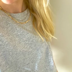 Fina halsband!  - Säljer mina skitsöta halsband från zara. Aldrig använda så helt nya! Passar till mycket och dem är väldigt trendiga! Hör av er🥰🥰