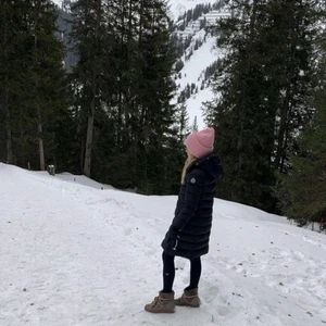 Äkta moncler jacka vinter   - Storlek 10 140 passar en 12 åring som är 153 lång bra skick nästan aldrig använt 