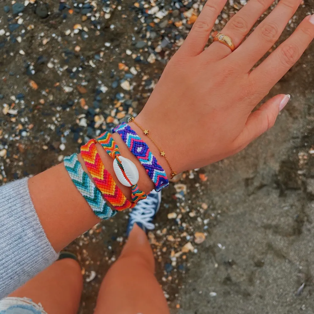 Egengjorda snygga summer bracelets. 35kr st (inkl frakt), den med snäckor kostar 40kr st (inkl frakt). Kontakta oss ifall ni vill köpa, man kan bestämma egna färger och mönster☀️🌺🐚💖. Övrigt.