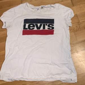Levis T-shirt storlek s, mycket fint skick!