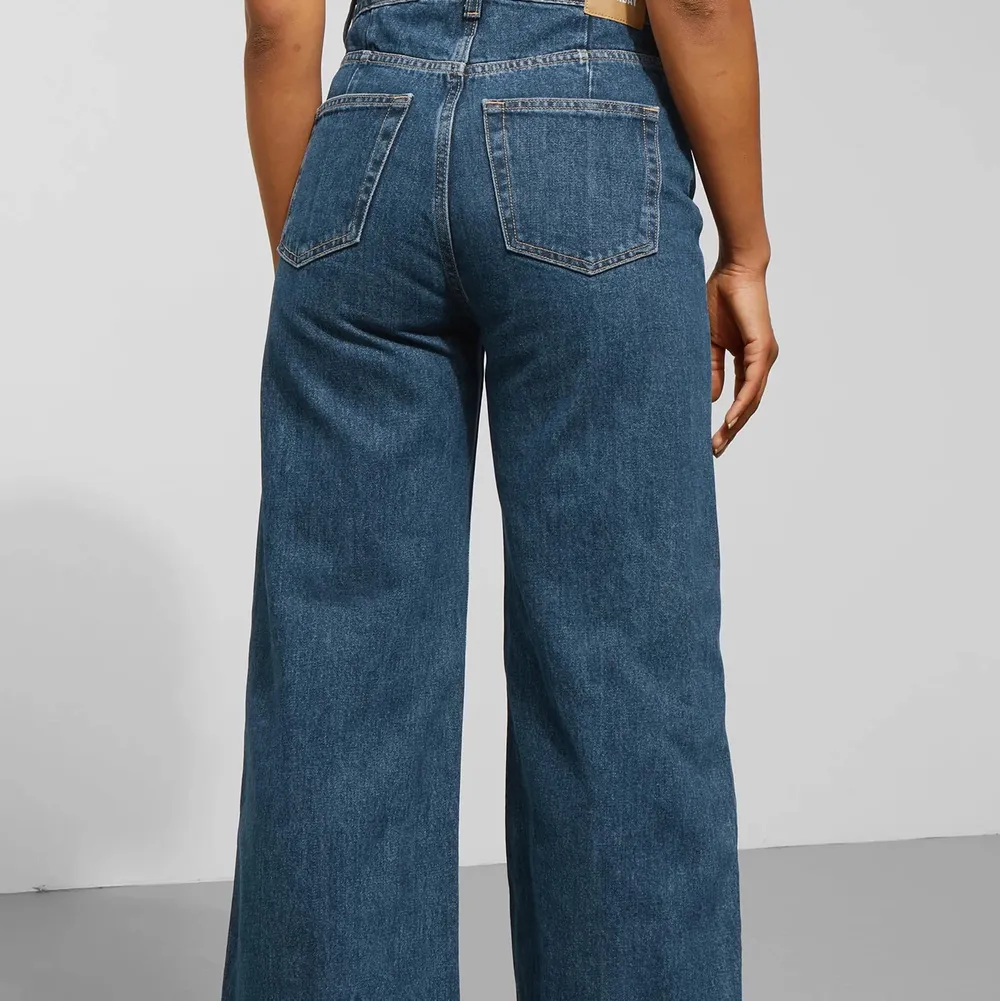 Begagnade jeans i väldigt bra skick. Som nya. Köpta på Plick men tyvärr förstora. Vid snap affär kan priset diskuteras! Kan mötas på söder✨. Jeans & Byxor.