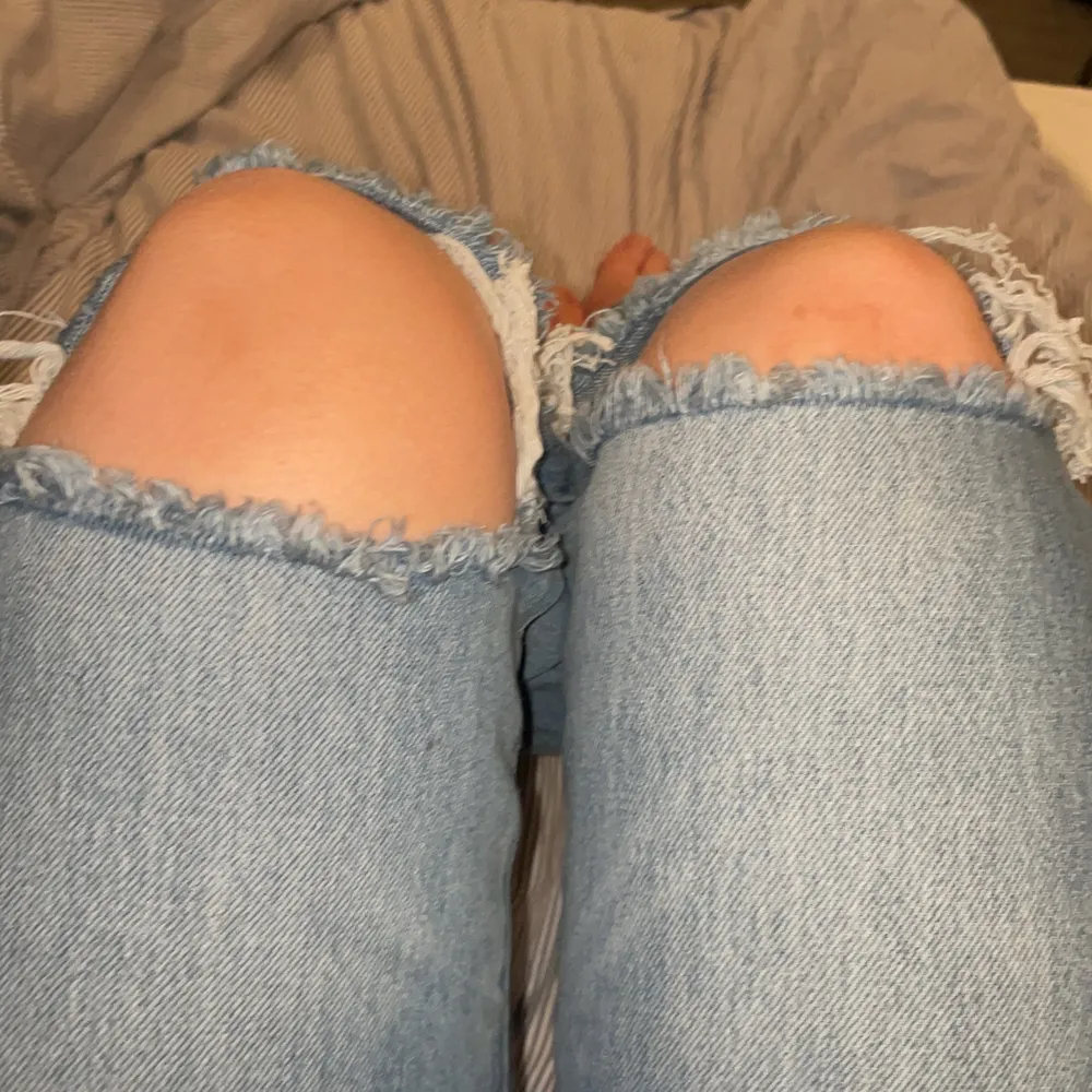 Sjukt snygga jeans med slitning på knäna, jag säljer nu dessa för dem är för stora för mig!!! Detta är storlek 38 och dem är normala i storleken skulle jag säga!!! Köpte dessa utomlands för ett tag sen!! Märket är STRADIVARIUS!. Jeans & Byxor.