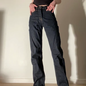 Jeans från pepe x Dua Lipa - Snygga mörkblå jeans från pepe. Knappt använda. Jag är 181cm lång. Midja 26.   Nypris 1000kr