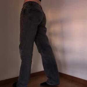 Säljer dessa trendiga zara jeans i storlek 40, har i vanliga fall 38 i zarajeans men för mer baggy funkar 40 bättre. Jeansen är helt slutsålda på hemsidan. Jeans är lite lowrise 