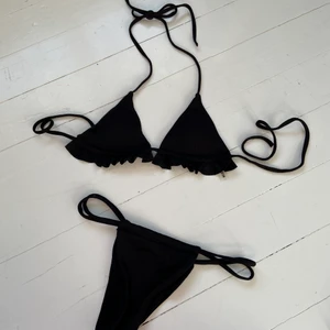 Bikini  - Svart fin bikini helt oanvänd, säljer på grund av att den inte passade mig! Skicka privat om du vill ha fler bilder!