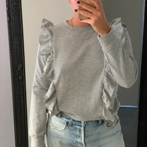 grå tjocktröja - grå tjocktröja med volangärm🤍🦋