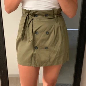 Kort kjol - Militärgrön kort kjol med knappar🤎