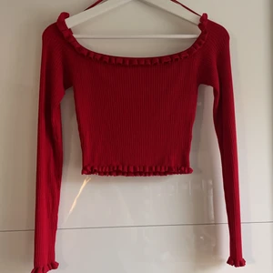 Röd off the shoulder magtröja - En röd off the shoulder magtröja, väldigt stretching och skulle passa allt ifrån en XS-L