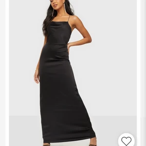 Balklänning - Röd balklänning från Nelly eve, storlek 38. Aldrig använd. Swipea för att se den röda klänningen. Köpare står för frakten. 