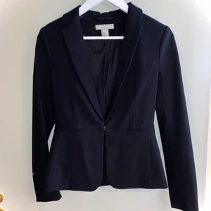 Svart kavaj i storlek S  - Snygg kavaj i svart, köpt för något år sedan men knappt använd. Passar fint till alla tillfällen.