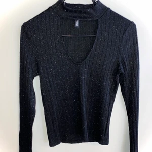 Långärmad topp i storlek XS - Jättesnygg svart topp, som passar bra till fest och liknande. Köpt för några år sedan men har bara använt den en gång.