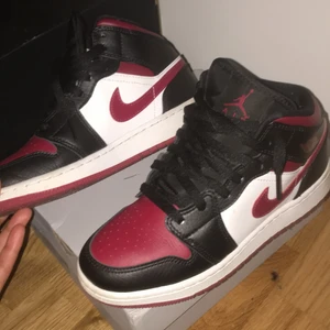 Jordan 1s - Man får med boxen de är använda men i jättebra skick köpta för 2-3lax  man får med boxen och buda ej om due osäker