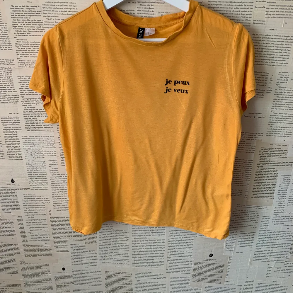En gul t-shirt med text tryck💛. T-shirts.