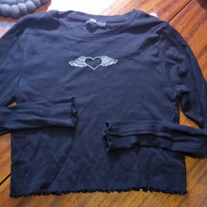 10 kr tröja - Y2k inspirerad tröja kortare modell. Storlek l men funkar på mej som är s beroende på hur tight man vill att den sitter. Allt i min profil 10 kr. Samfraktar ❣