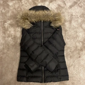 Vinterjacka - Jättefin o varm vinterjacka från Tommy hilfiger.     Jättefint skick. Jackan är äkta köpt på Tommy hilfiger i Göteborg 