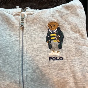Polo Ralph Lauren tjocktröja - Äkta Polo Ralph Lauren tjocktröja, grå, passar om du är storlek 36 som mig. 170/92A.