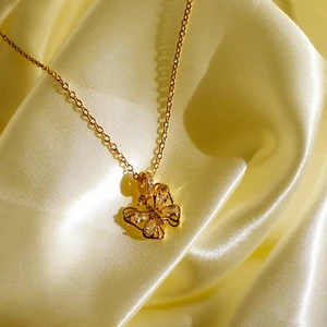 JOVIAL BUTTERFLY PENDANT  - Fjäril Halsband 18k guldpläterad. Med diamanter som glittrar i alla vinklar av solljus. Fjärilen representerar självständighet och tillväxt. 78kr/st, frakt 24kr. MATERIAL: Mässing, ren 18k guldpläterad LÄNGD: 16 tum. Halsbandet är Vattentålig, kommer att färga av sig och kommer håller längre. Jag skickar postning bevis videos. 