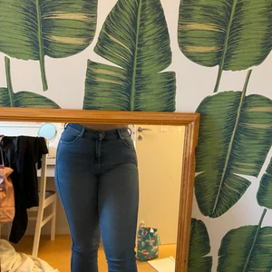 Dr demin jeans  - Raka, jeans tighta, blåa, finns lite slitningar kontakta mig så skickar jag bild på det 