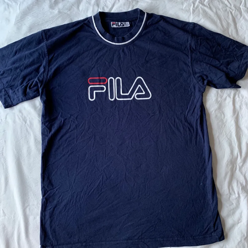 Fin blå fila crewneck t-shirt med vita detaljer. Tröjan är ganska oversized på mig och blir inte använd så därför vill jag att någon annan ska kunna njuta av den💙 dm för frågor/om du vill köpa <3. T-shirts.