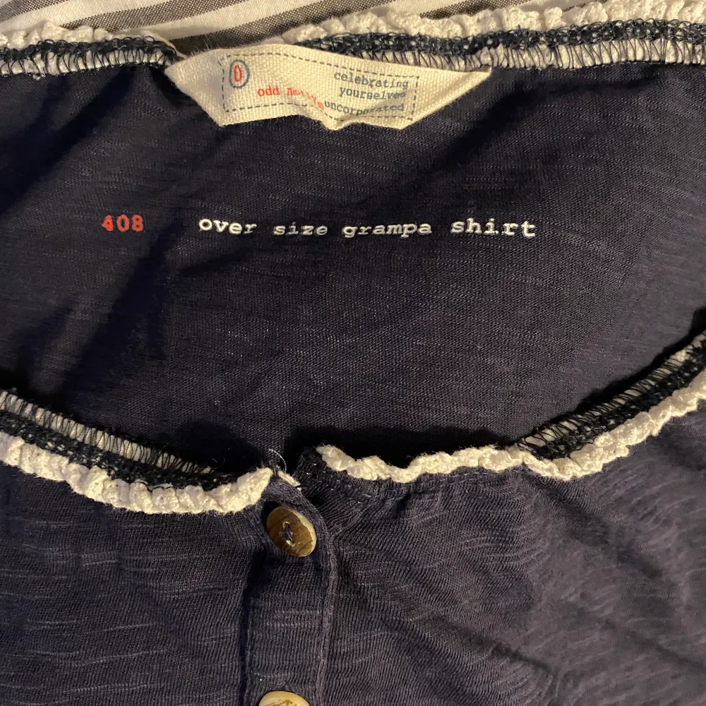 Marinblå Odd Molly oversized grampa shirt i stolek s, använd fåtal gg, säljer pga det inte är min stil längre:). Toppar.
