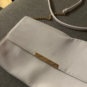 Väska - En vit väska med guld/vita band (lagom längd) bra med utrymme, säljer för har ingen andvändning av den och aldrig andvänt, skriv för mer info, bilder och diskussion angående priser❤️ eget val av fraktsätt (pris kan diskuterask)