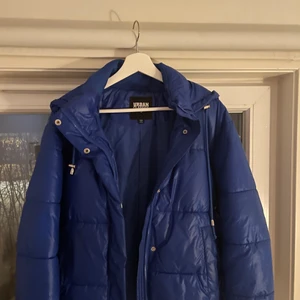 Urban Classics blå jacka - Varm och skön vinterjacka! Skön passform och fin färg. Använd ett fåtal gånger. Är en S men är lite oversized. 