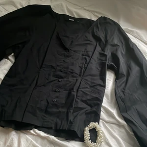 Bibok - Säljer denna snygga skjorta för 40kr, helt oanvänd från bikbok. Jätte trendig och fin:)