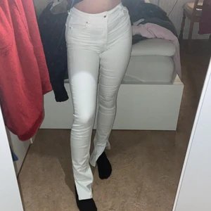 ZARAAAA  - säljer vita byxor från zara , sitter lite tajt på mig men jätte fina byxor 🤍🤍 frakten kostar 80kr så tåltat (230kr)