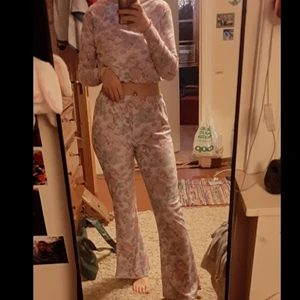 blommigt 90s set - gulligt reaclamed vintage mys set med utsvängda ben och croppad tröja köpt från asos