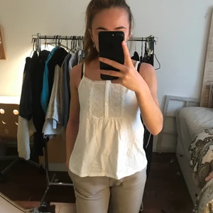 Vitt linne - Söt vit linne som säljs pga att det ej är min stil! Köparen står för frakt ❤️ priset kan alltid diskuteras då jag vill få sålt ALLT! BUDA I KOMMENTARERNA (högre efterfrågan)