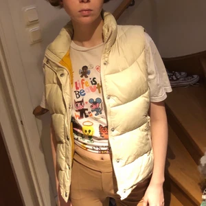 Dunväst  - Säljer min favoritväst från only! Den är stilren, lagom varm och har en tidlös look perfekt för vintergarderoben. Beige/benvit på utsidan och varmgul på insidan. Står strl M på lappen men jag skulle säga S! Är köpt second hand, men är i mycket gott skick.✨✨ 