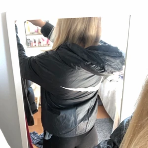 Nike Jacka - Nike Jacka. Endast använd typ en halv vinter, så väldigt bra skick. Inga slitningar. Jackan är vändbar, man kan ha den som på första bilden eller som på andra och tredje. Frakt står köpare för. Passar mig som har S perfekt. Skriv gärna privat för fler frågor! 💞