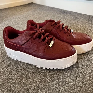 Nike Air Force 1 sage low  - Säljer nu mina vinröda airfroce då dem är för små. Inga skador då de i princip då de knappt är använda!!! Exklusive frakt👼🏽