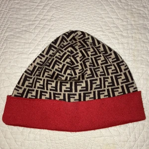 Fendi mössa - Fick den av min mamma för några år sedan, har alltså inget som kan säkerställa om den är äkta.             Hämtas upp i centrala Göteborg! 