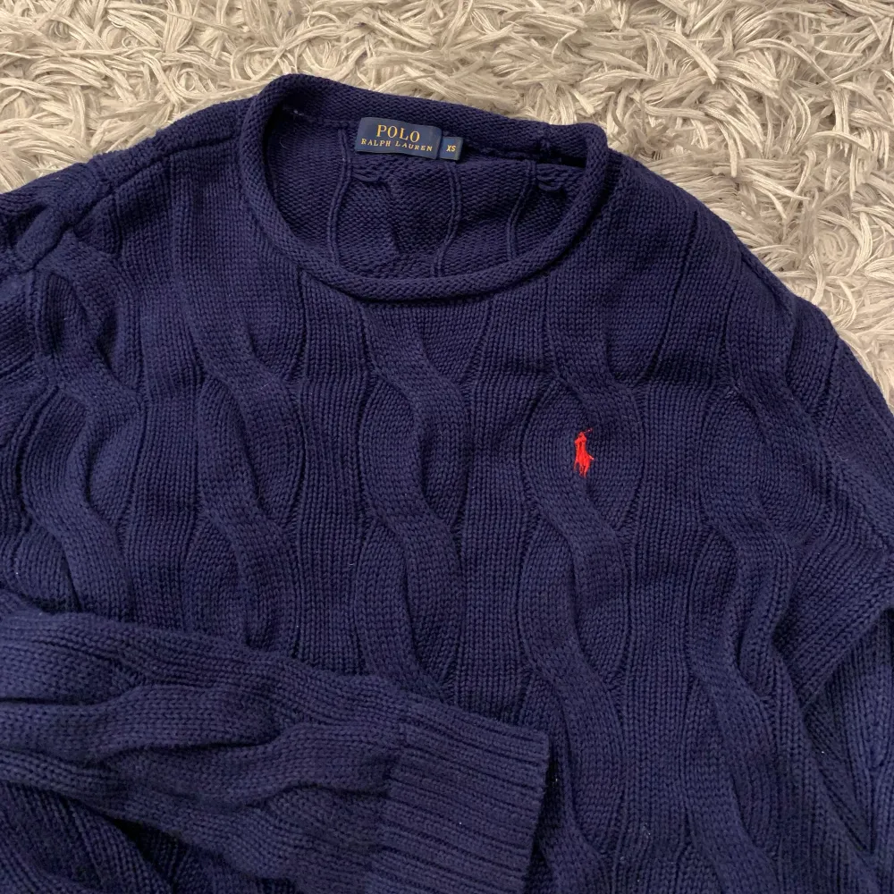 Supermysig mörkblå Ralph Lauren tröja med röd logo. I storlek xs men passar även S/M. Nypris runt 1000. Tröjor & Koftor.