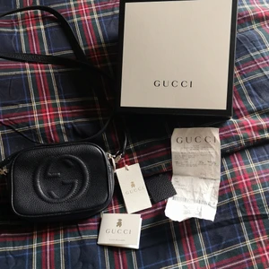 Gucci väska - En jätte söt gucci som knappt använd. Inga defekter.. Älta så klart med kvitto. Lådan kommer ej med. Stl bred  17 lång*13 *5