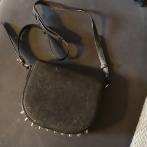 Alexander wang väska - Jätte snygg wang väska. Den är knappt använd, det rispiga på väskan ska vara så så det är inga märken som går kommit efter utan det ska vara så. 