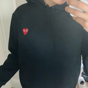 CDG hoodie - Jättebra skick! Storlek Herr L men sitter som M. Nypris 2000 kr. 