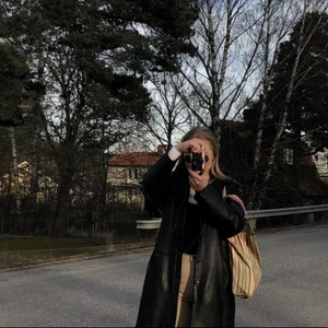 Äkta skinnjacka (secondhand) - Äkta skinnjacka köpt secondhand. Oversized och jättesnygg till i princip vad som helst. Säljer då jag inte använder den så mycket längre… passar s-m beroende på hur du vill att den ska sitta. Köparen står för eventuell frakt eller mötas i Malmö. 