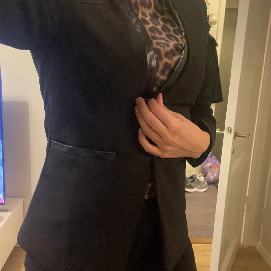 Svart kavaj med läder detaljer